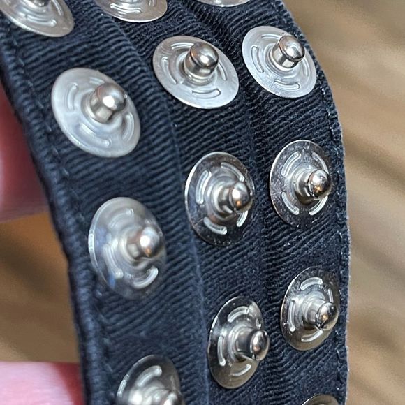Snap Belt Black with silver studs that closes in the back - Picture 4 of 6